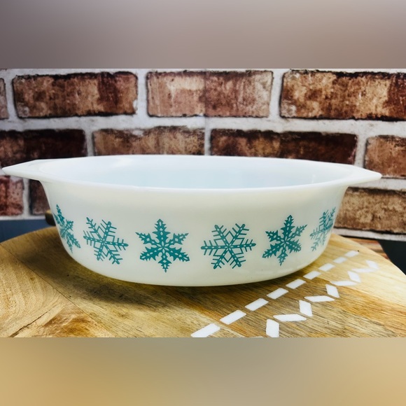 Vintage Pyrex 2 1/2 Qt oval casserole dish in the "Snowflake" pattern - Picture 7 of 7